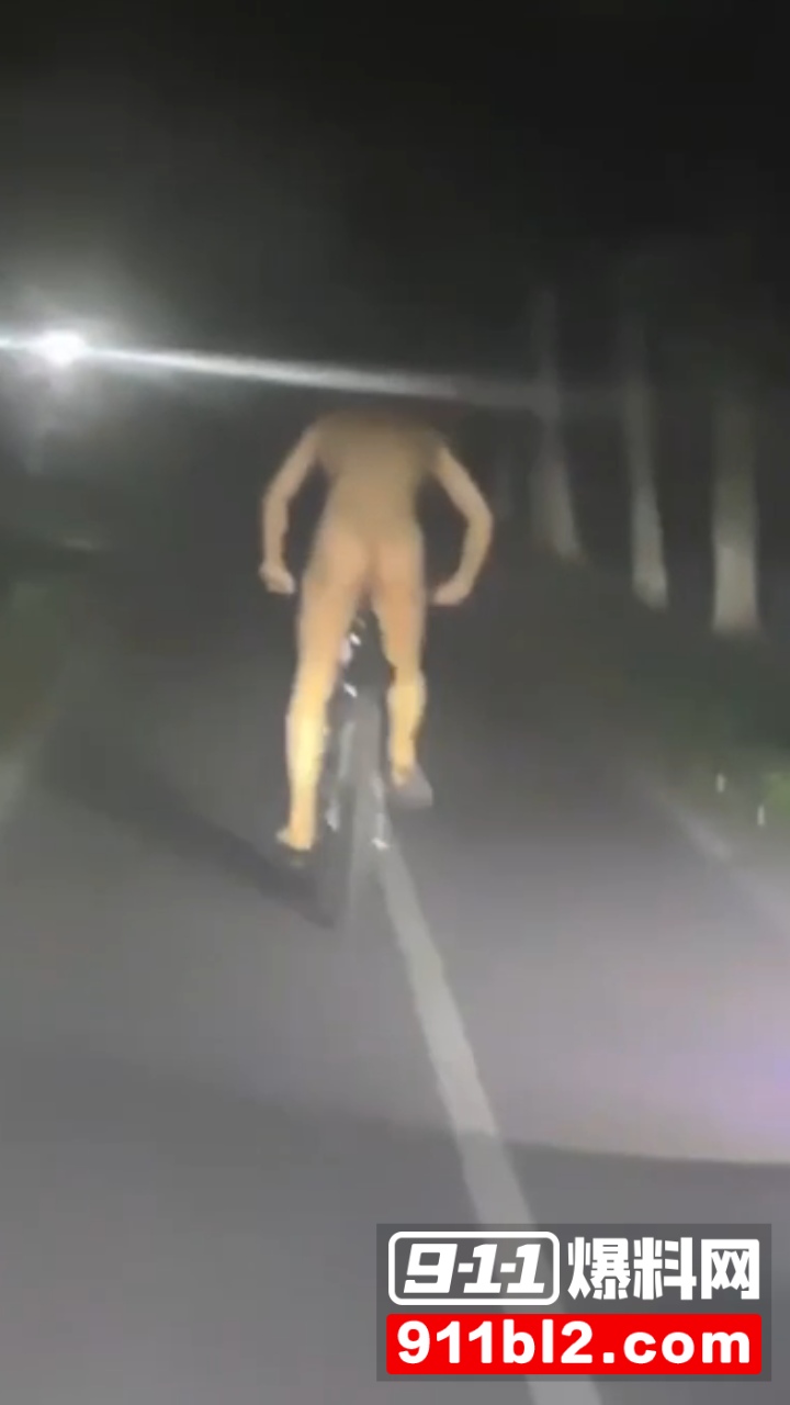 裸男裸奔1