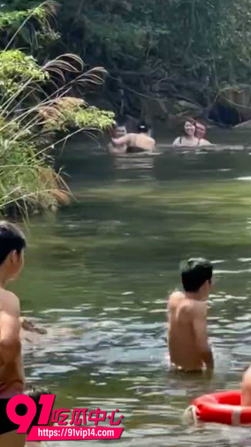 小伙河边玩水偶遇情侣水中激战5