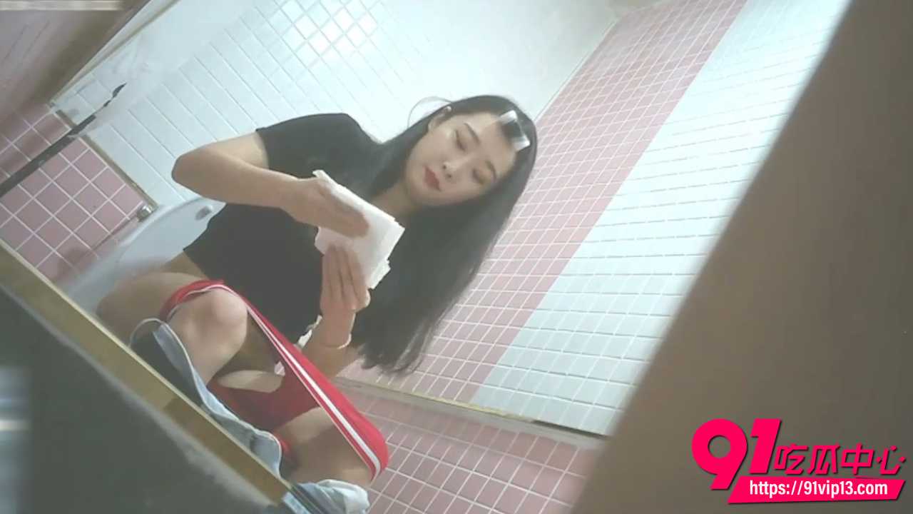快餐店女厕偷拍小姐姐方便6