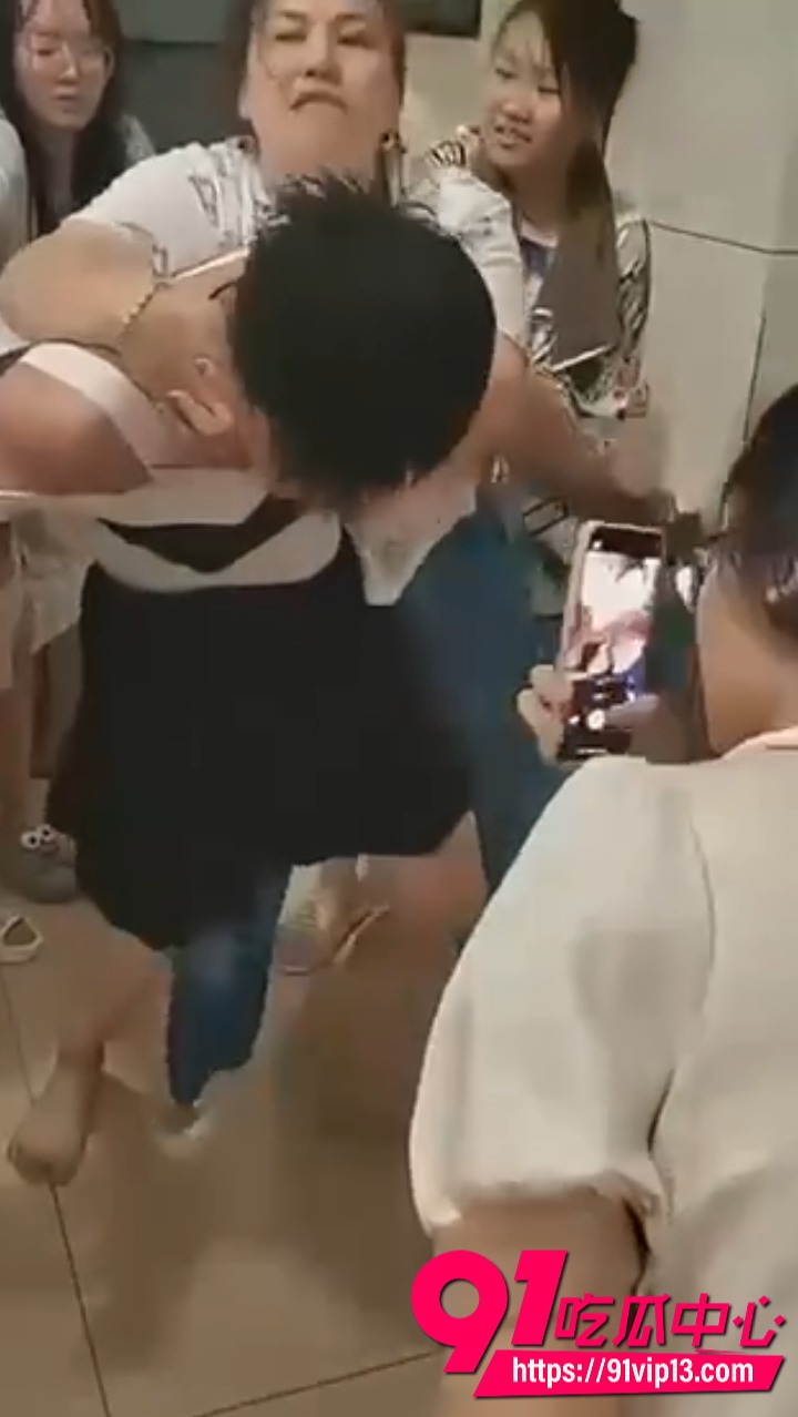 男子偷拍学校女浴被抓4