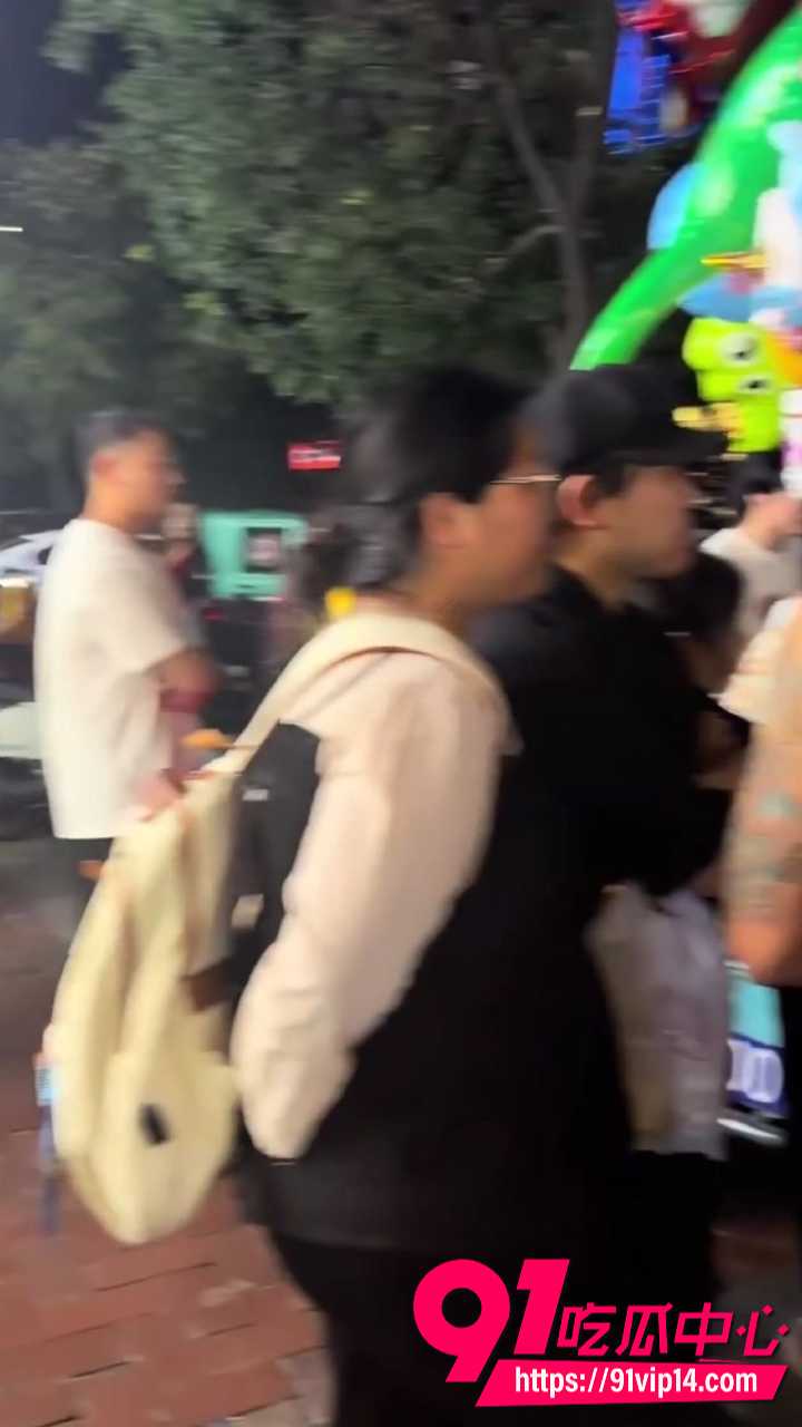 青岛即墨宝龙广场夜市狗贩纠纷3