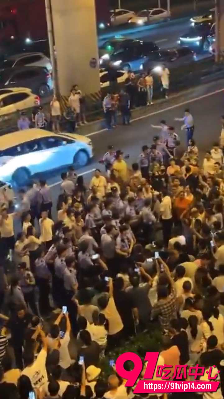 居民聚集堵路游行抗议7