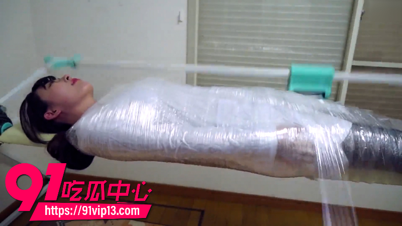 日本大叔SM调教高颜值樱花妹极致捆绑束缚用保鲜膜把她变成蚕蛹1