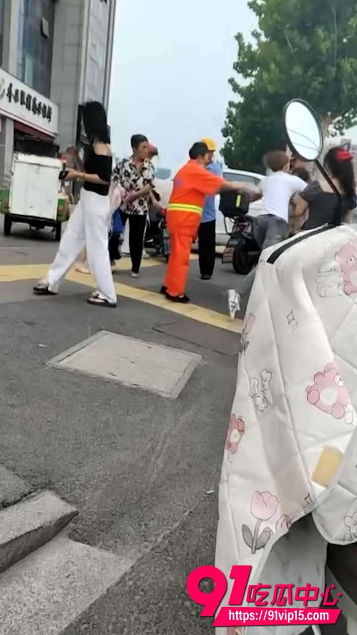 徐州丰县精神小伙锦江大厦门2