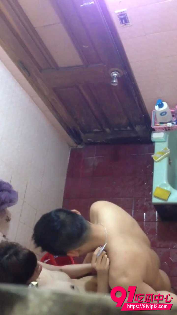 小情侣洗澡被偷拍4