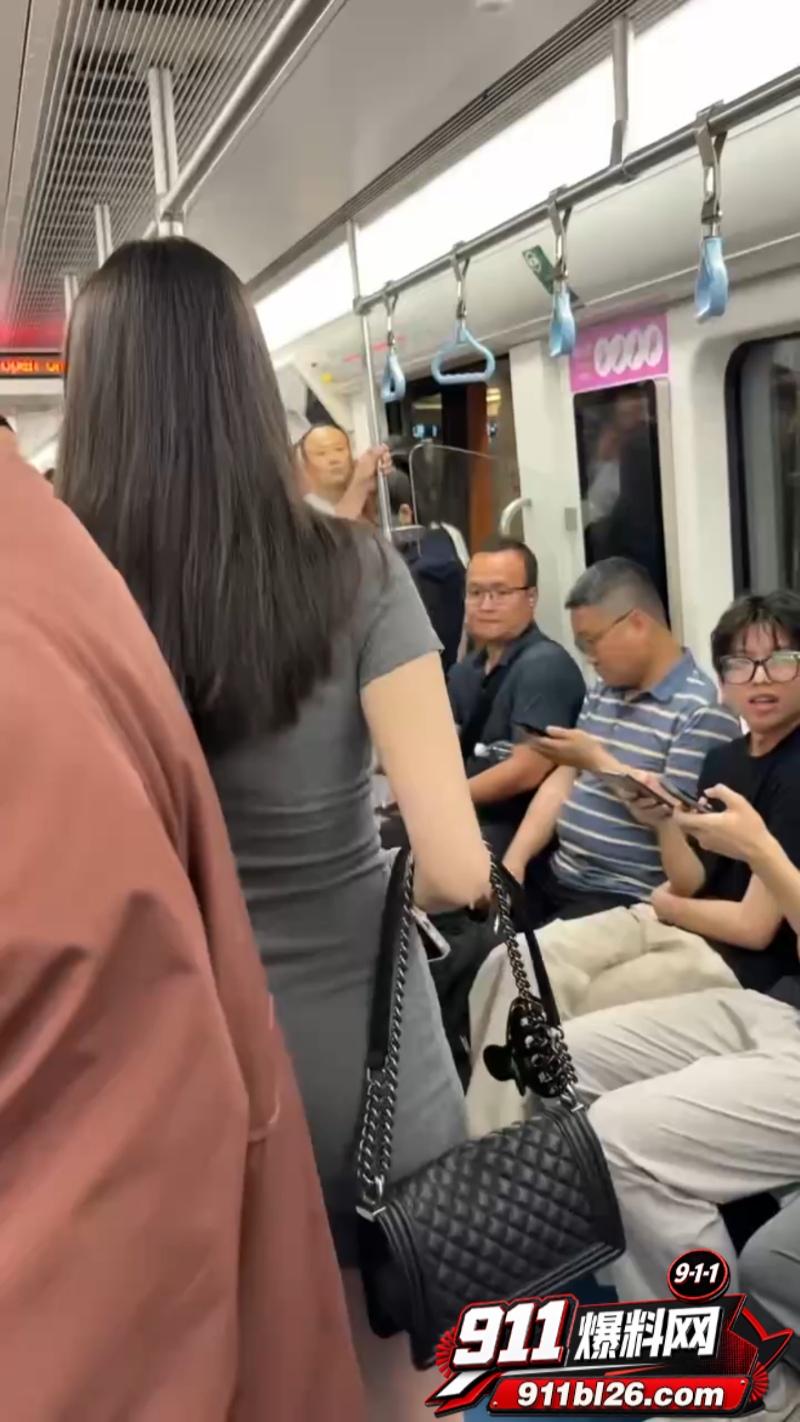 老男人偷拍短裙小仙女被发现 7