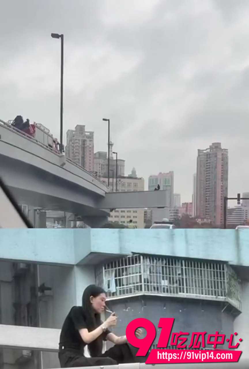 广州中山一立交黑衣女子6