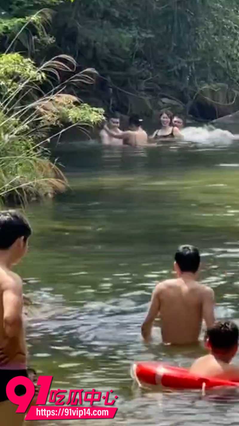 小伙河边玩水偶遇情侣水中激战4