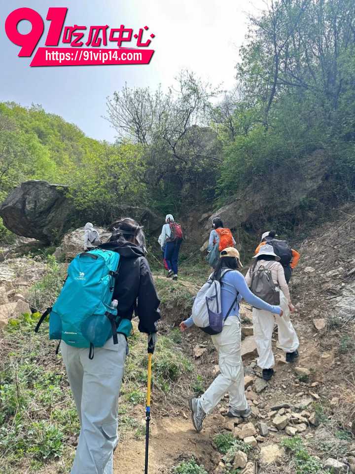 每周登山徒步实锤年轻版三大淫窟12