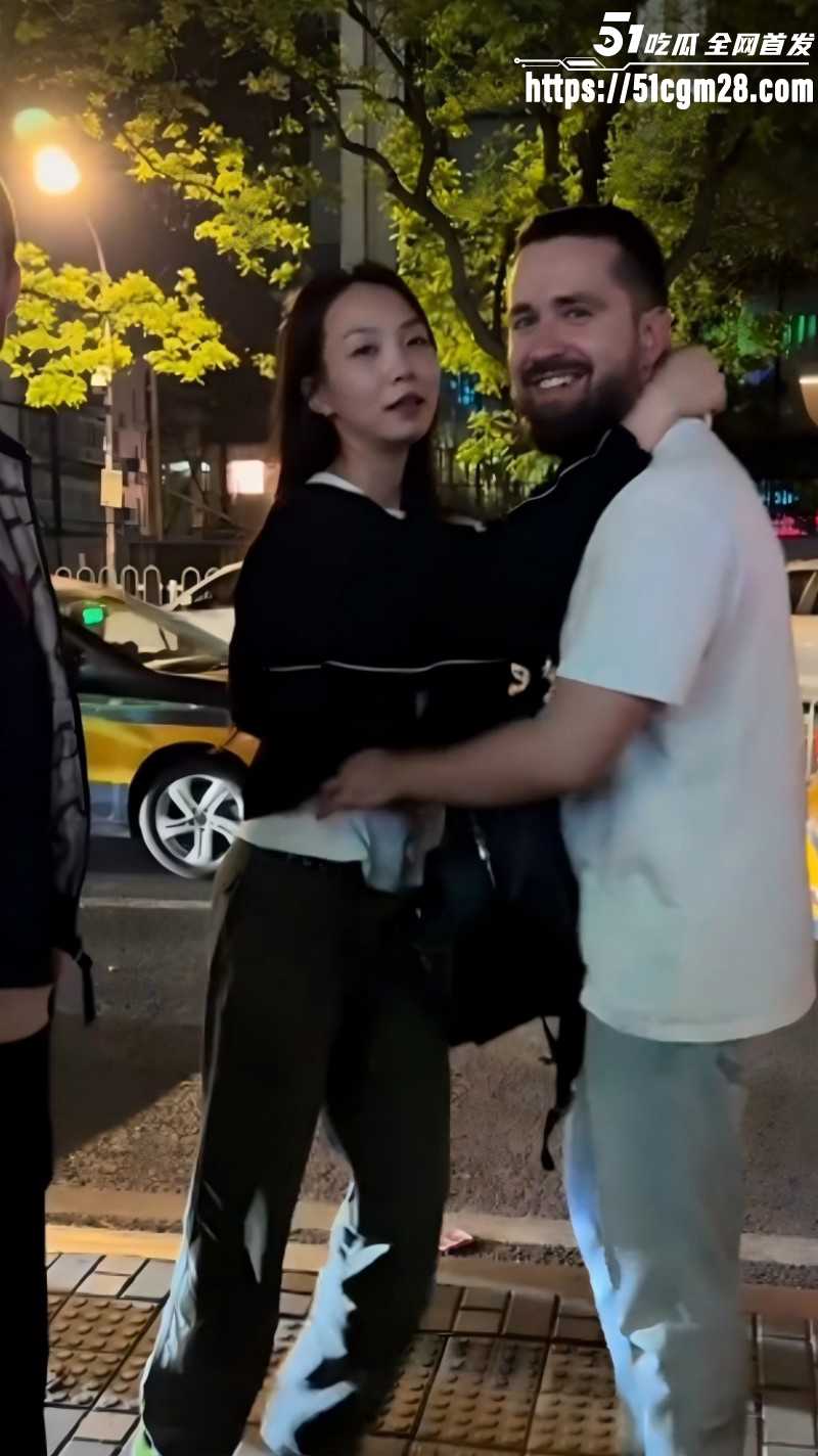 三里屯酒吧一拖二老外视频01