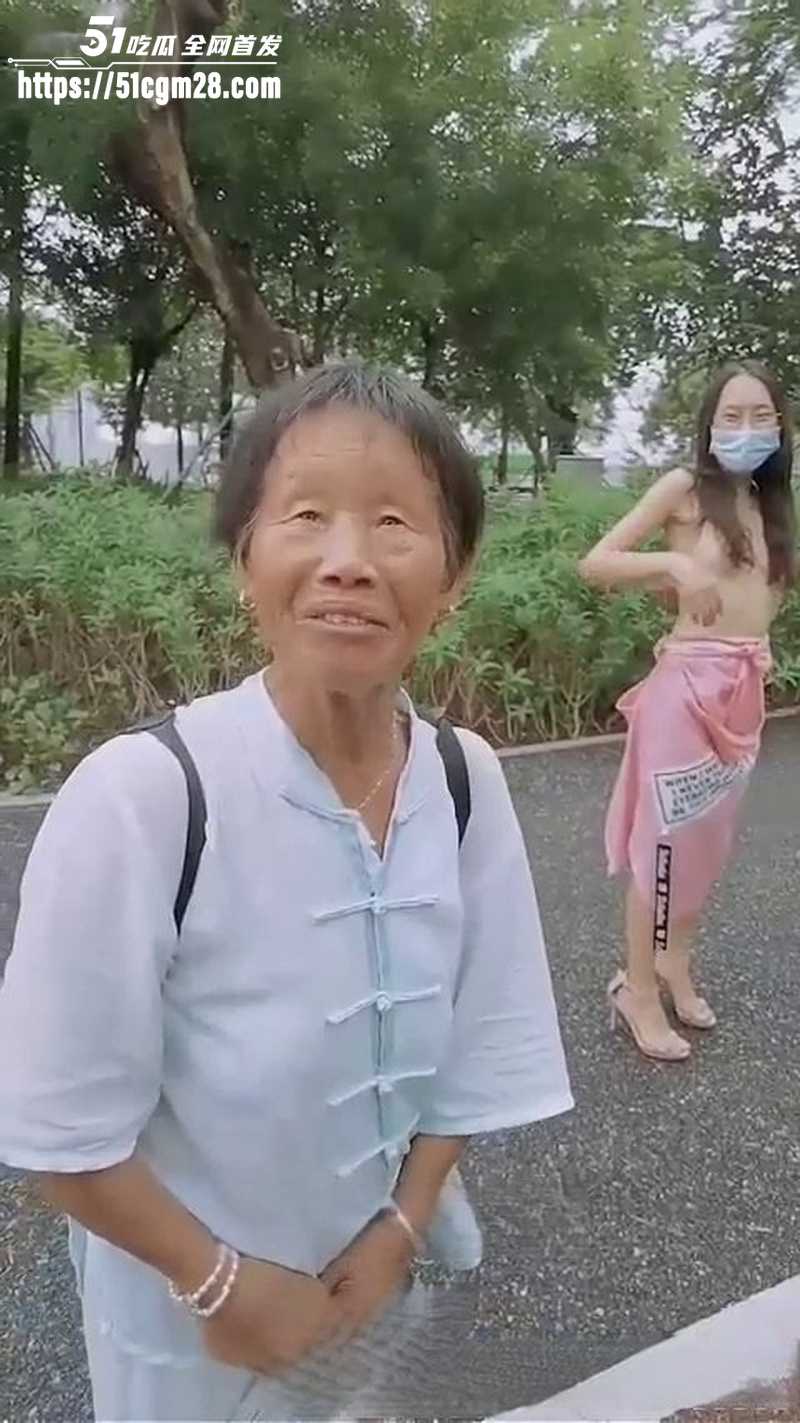 高颜值网红 冯珊珊 公园大胆露出