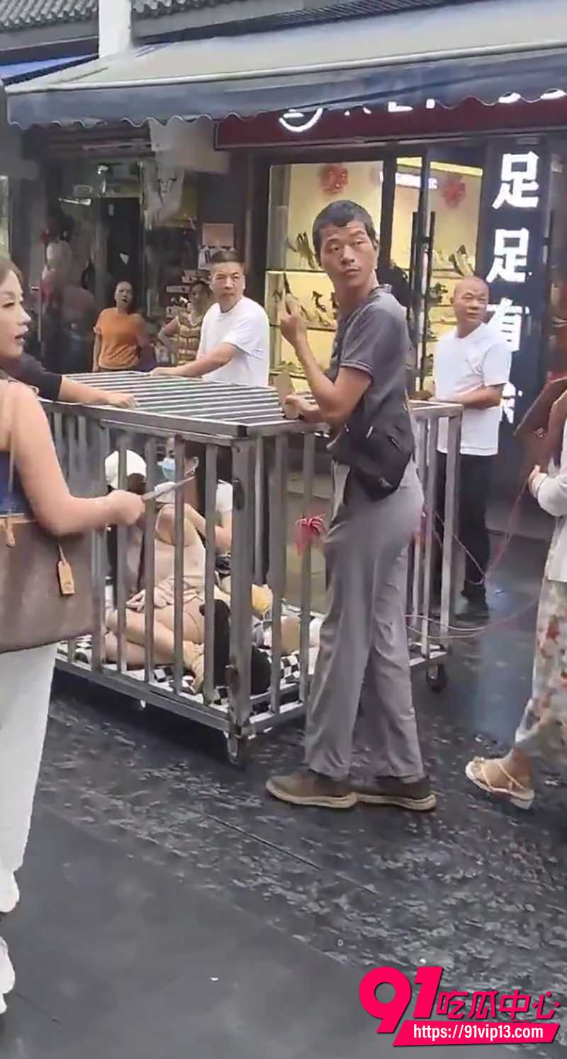 女子关铁笼游街系摆拍 5