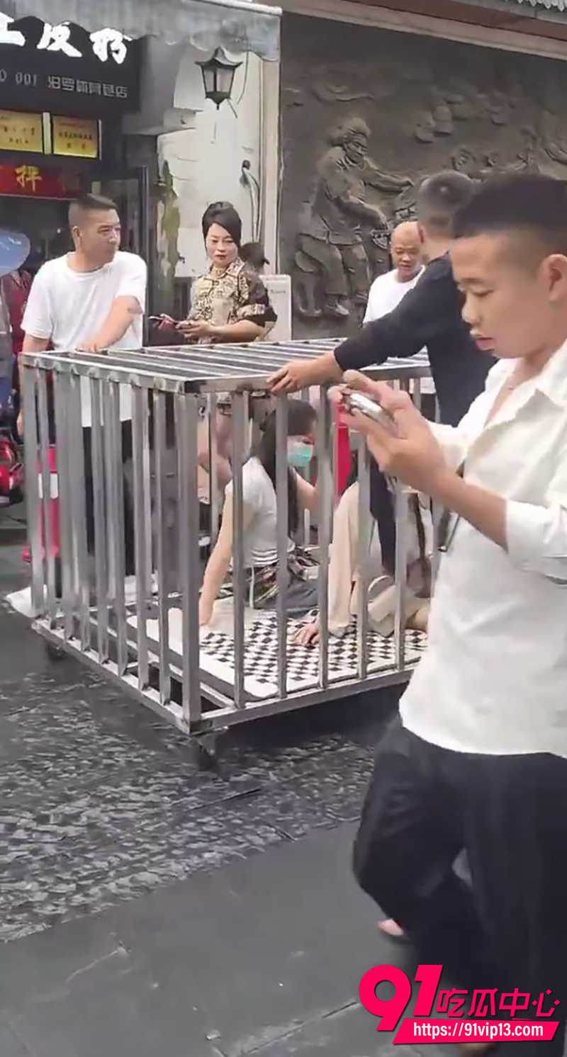 女子关铁笼游街系摆拍 3
