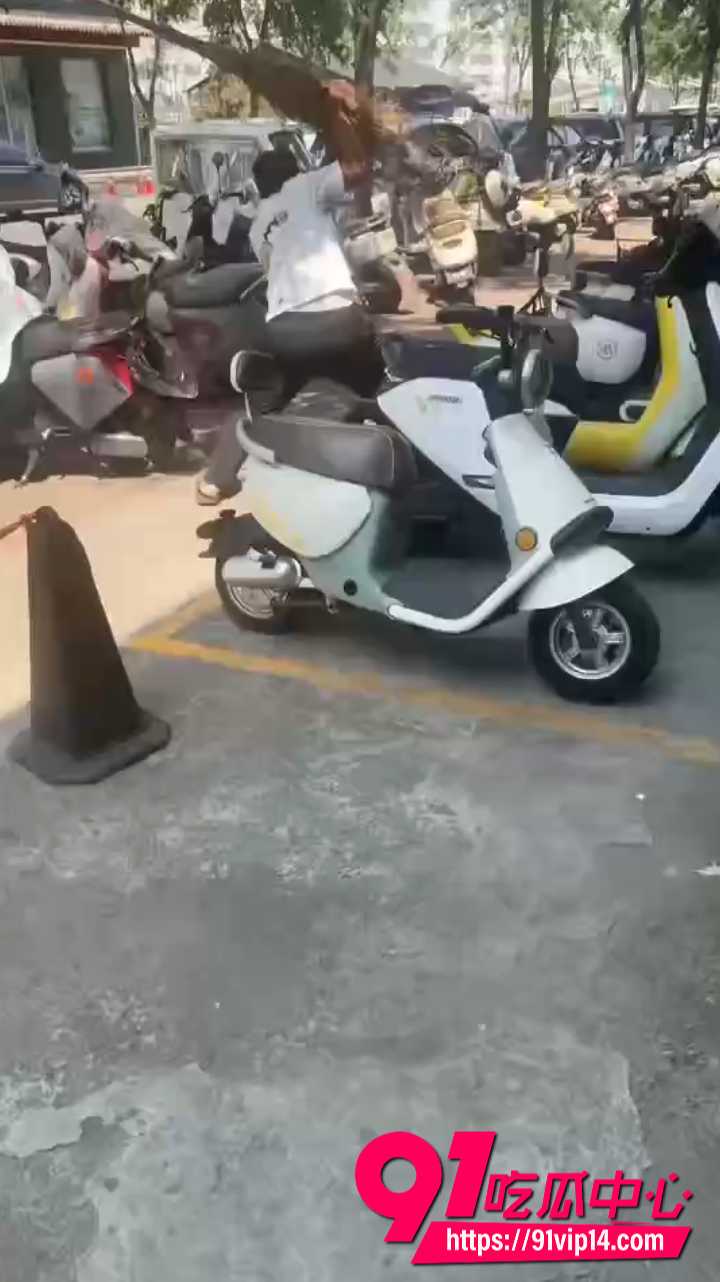 老公抓到老婆出轨当场狠揍6