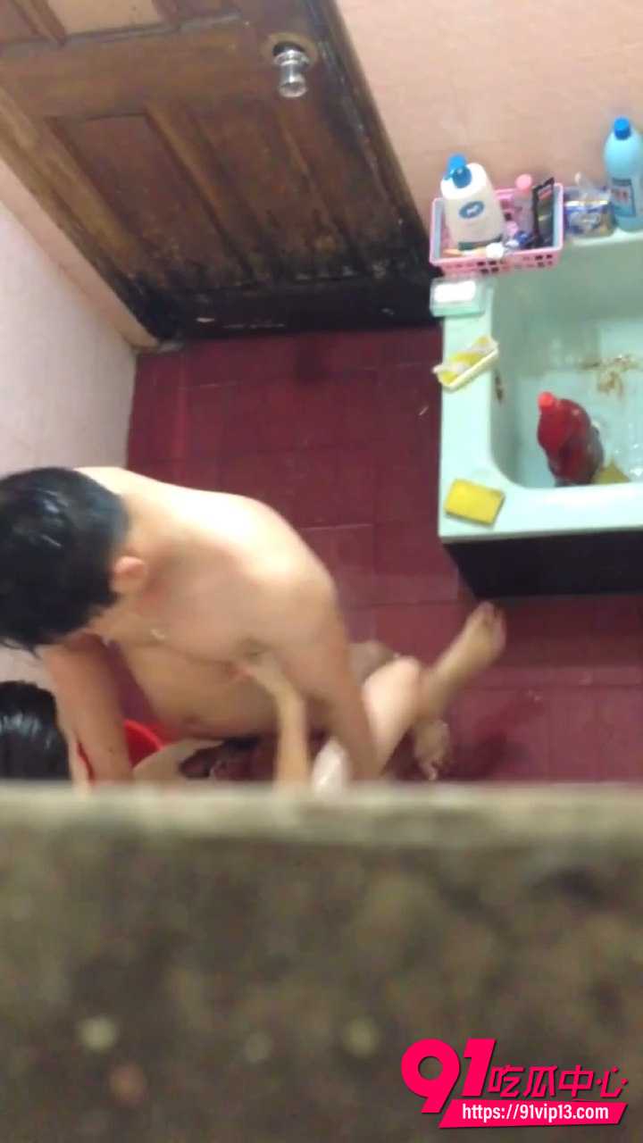 小情侣洗澡被偷拍6
