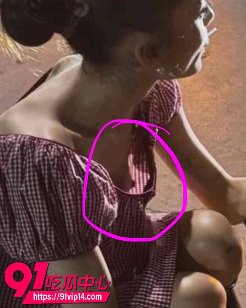 美国创作歌手ArianaGrande自拍照走光露奶照在IG疯传5