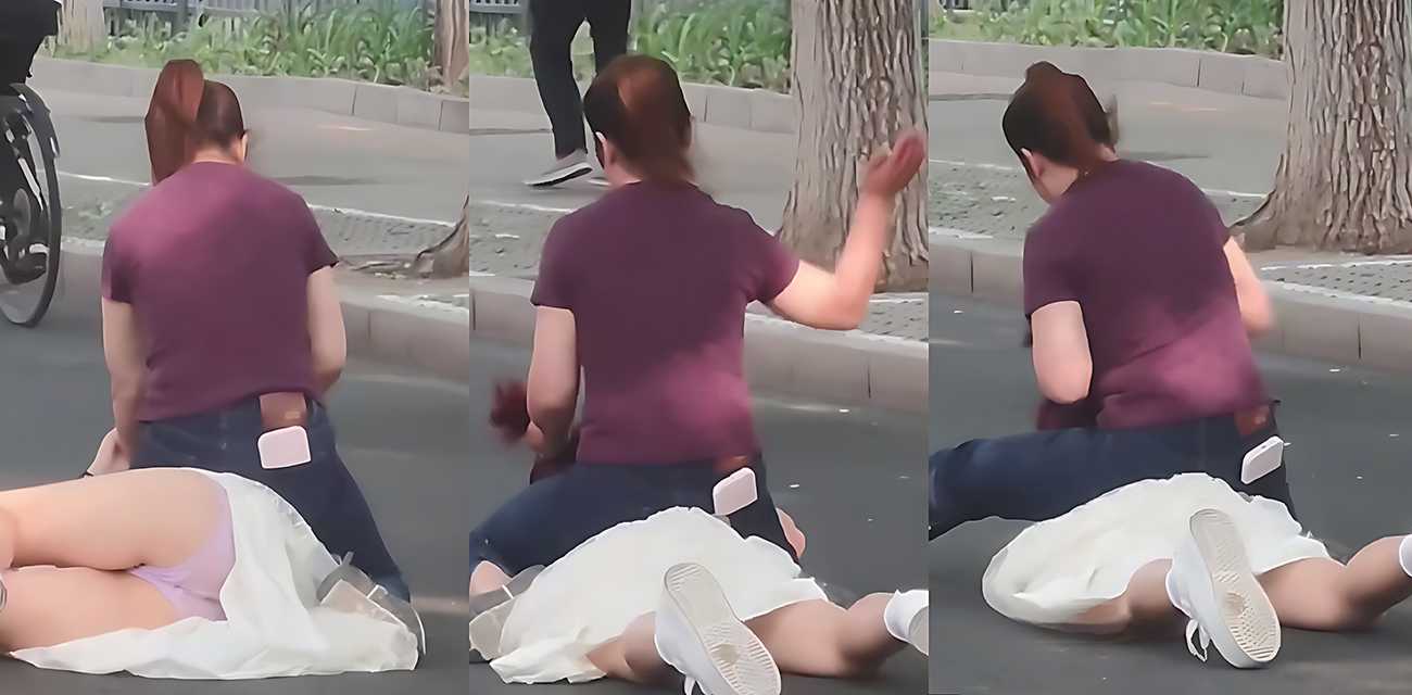 紫衣大妈街头暴揍白裙美女 马路中央按地上狂扇巴掌 是抓小三还是另有其因？